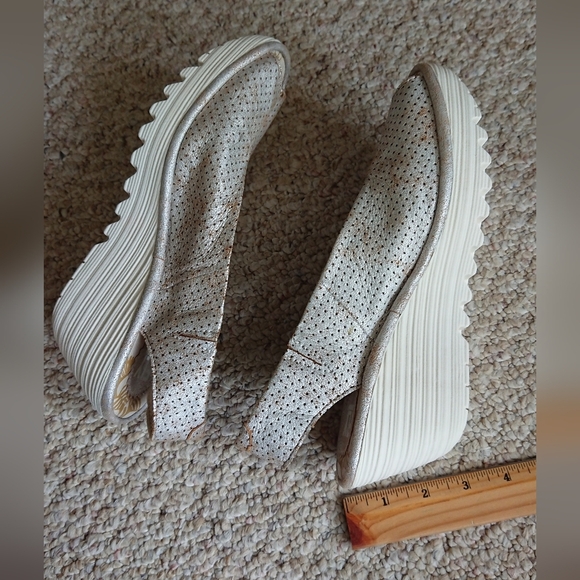 Fly London Yazu cool pearl Silver Perforated Leather Wedge size 9.5 - Picture 8 of 14